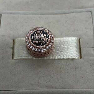🔥🔥Pandora New York City Exclusive Round Moments Charm